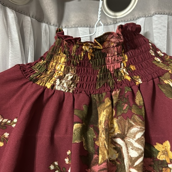 Beautiful floral crop blouse!  Simply elegant! - Picture 3 of 6